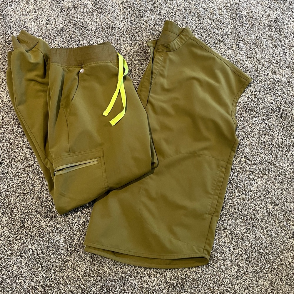 FIGS scrubs women’s set.